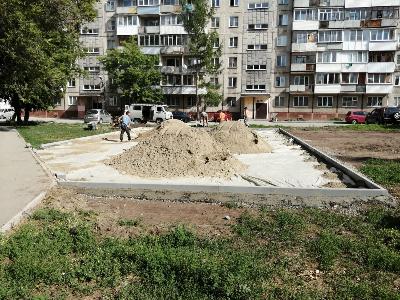 Продолжается благоустройство дворов в Кировском районе