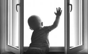 Как уберечь ребенка от падения из окна?