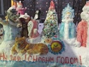  На Затулинке 80-летняя жительница украсила двор снежными фигурами