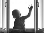 Как уберечь ребенка от падения из окна?