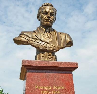К бюсту Героя Советского Союза Рихарда Зорге возложили цветы