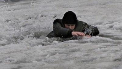 Как выбраться, если провалился под лед