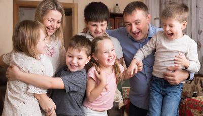 Ежемесячную денежную выплату получат многодетные семьи в Новосибирской области
