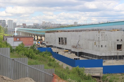 Многоуровневый пешеходный переход через Октябрьский мост соединит пляж «Наутилус» и строящуюся станцию метро «Спортивная»