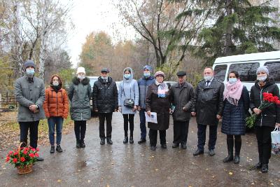 Волонтеры помогли восстановить памятник участнику Великой Отечественной войны и его супруге