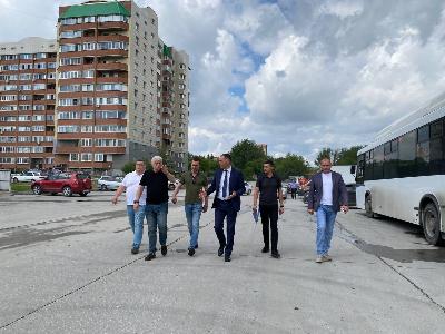 По инициативе главы администрации Кировского района Андрея Выходцева на месте будущей набережной на Чемском провели выездное совещание
