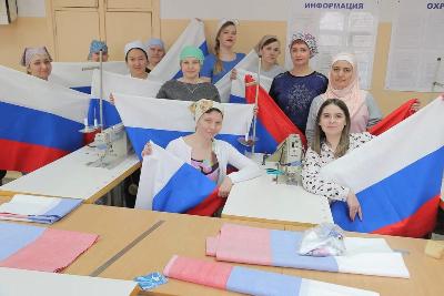 Россия-в этом слове огонь и сила. В этом слове победы пламя. Поднимаем России знамя!