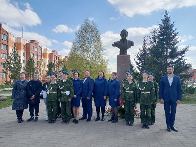 12 мая возле бюста Рихарда Зорге высадили 18 пихт