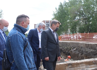 Власти города лично контролируют ход ремонта теплотрассы на улице Сибиряков-Гвардейцев
