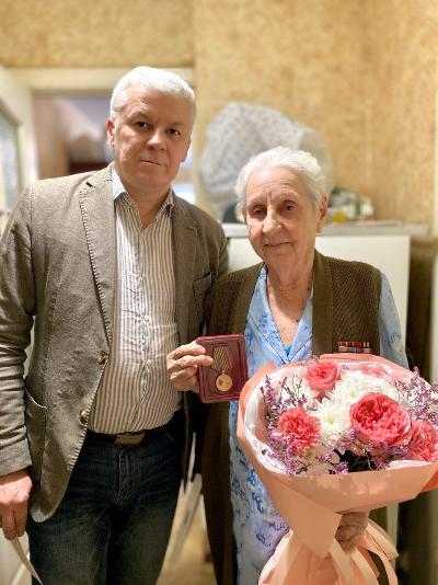 Ветеранам Кировского района вручают медали «80 лет победы в Великой Отечественной войне 1941-1945 гг.»