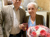 Ветеранам Кировского района вручают медали «80 лет победы в Великой Отечественной войне 1941-1945 гг.»