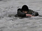 Как выбраться, если провалился под лед