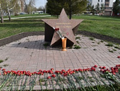  Церемонии возложения цветов к памятникам прошли сегодня в Кировском районе
